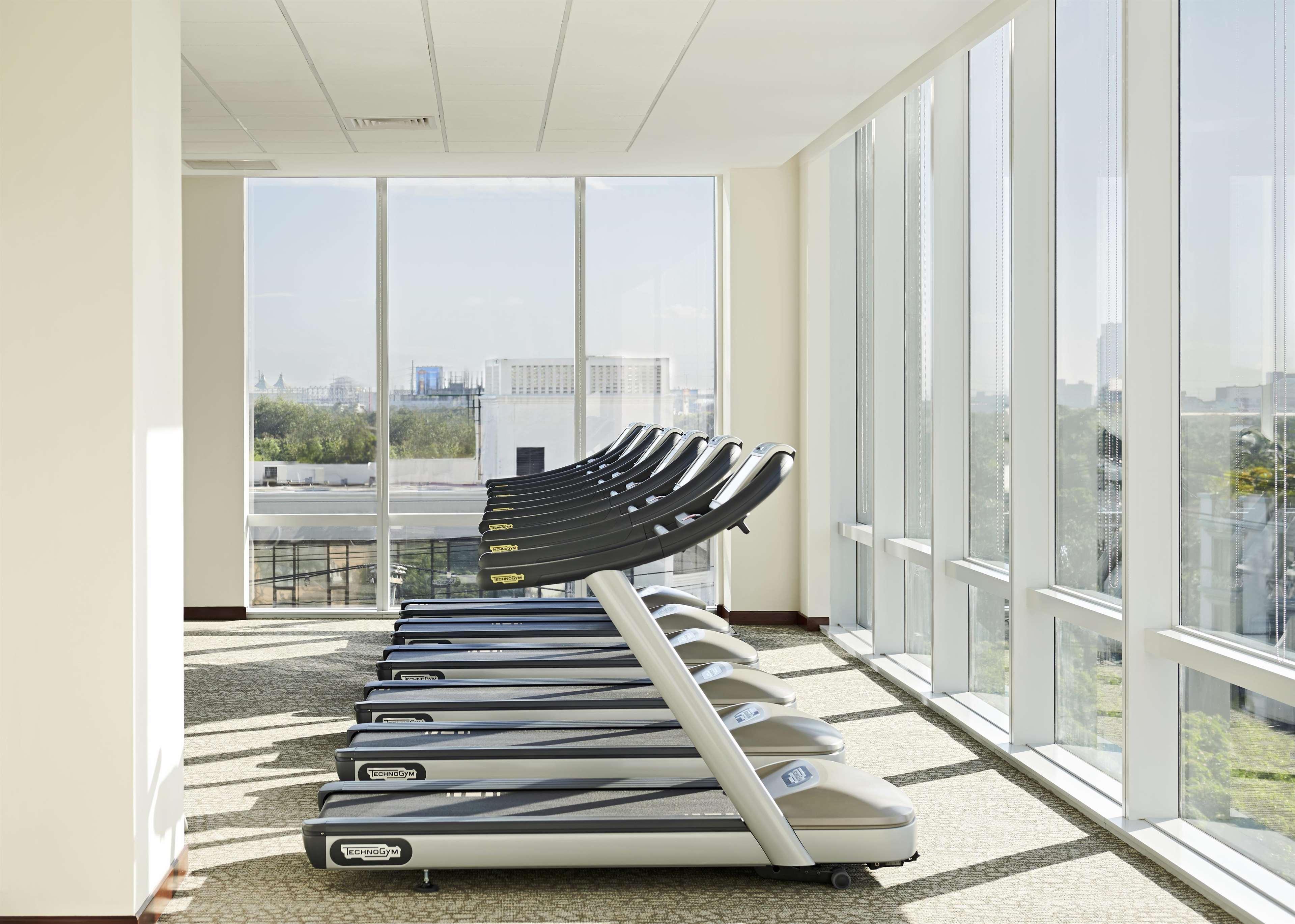 Fairmont Makati Hotel Makati City Exterior photo The gym at the hotel