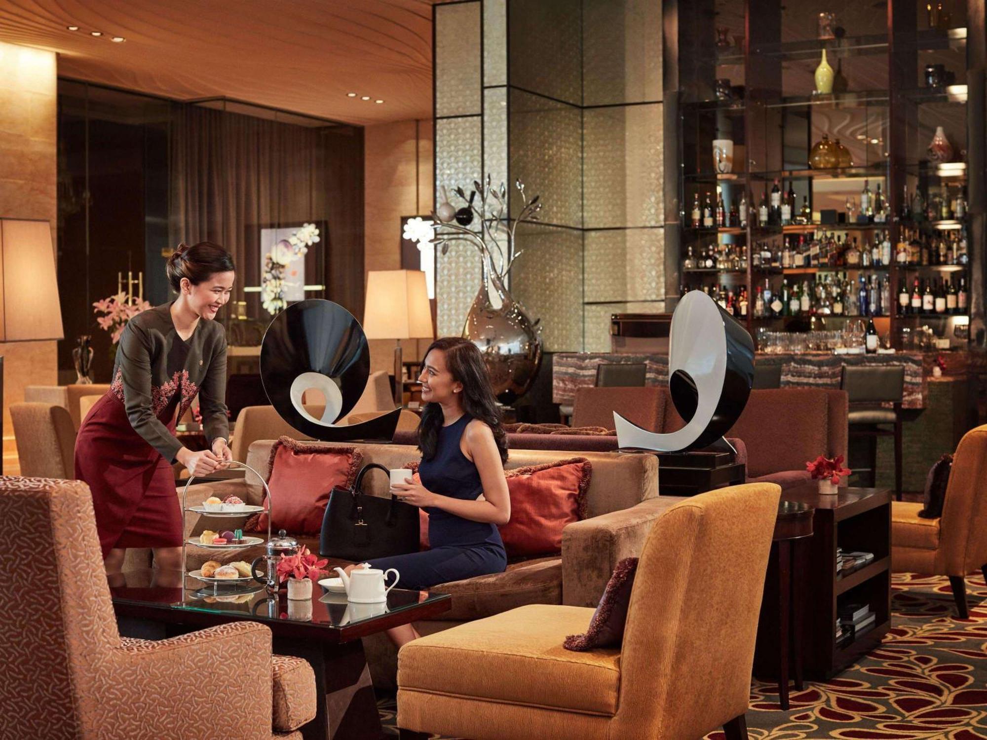 Fairmont Makati Hotel Makati City Exterior photo The Bar