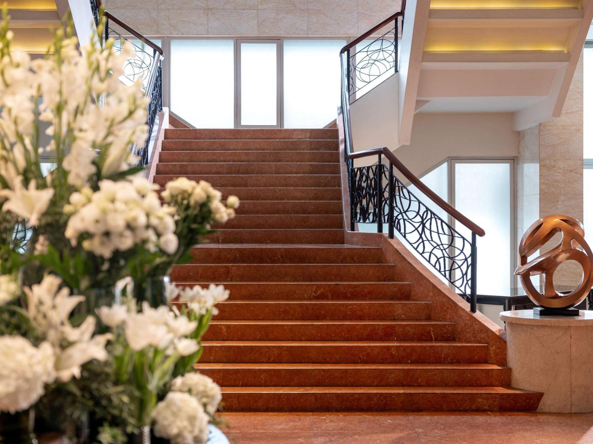 Fairmont Makati Hotel Makati City Exterior photo The staircase at the lobby