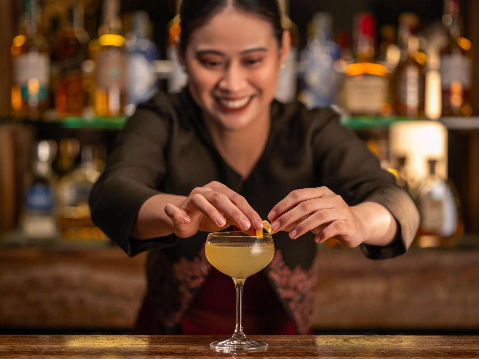 Fairmont Makati Hotel Makati City Exterior photo A bartender at work