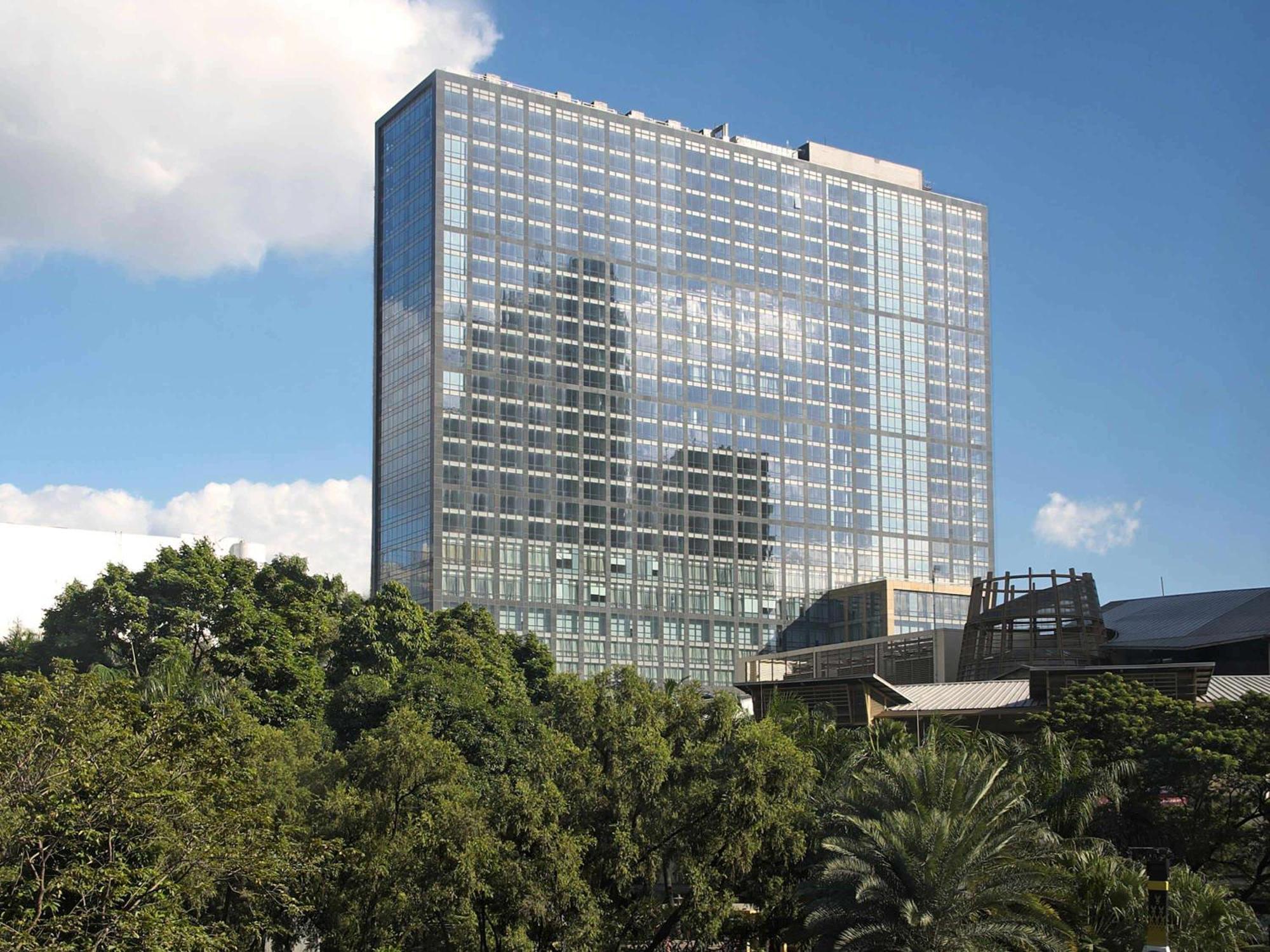 Fairmont Makati Hotel Makati City Exterior photo The 101-story, 1,000-room, 1.2 million square feet (111,000 m2) Hyatt Regency Houston is the largest hotel in Texas.