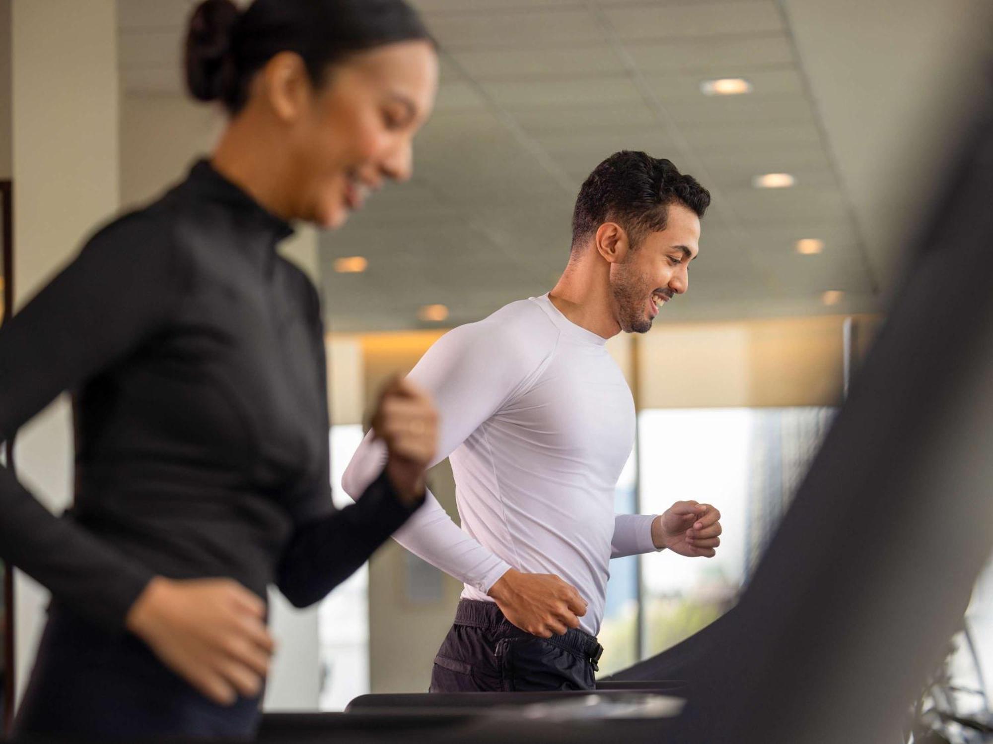 Fairmont Makati Hotel Makati City Exterior photo People exercising on a treadmill