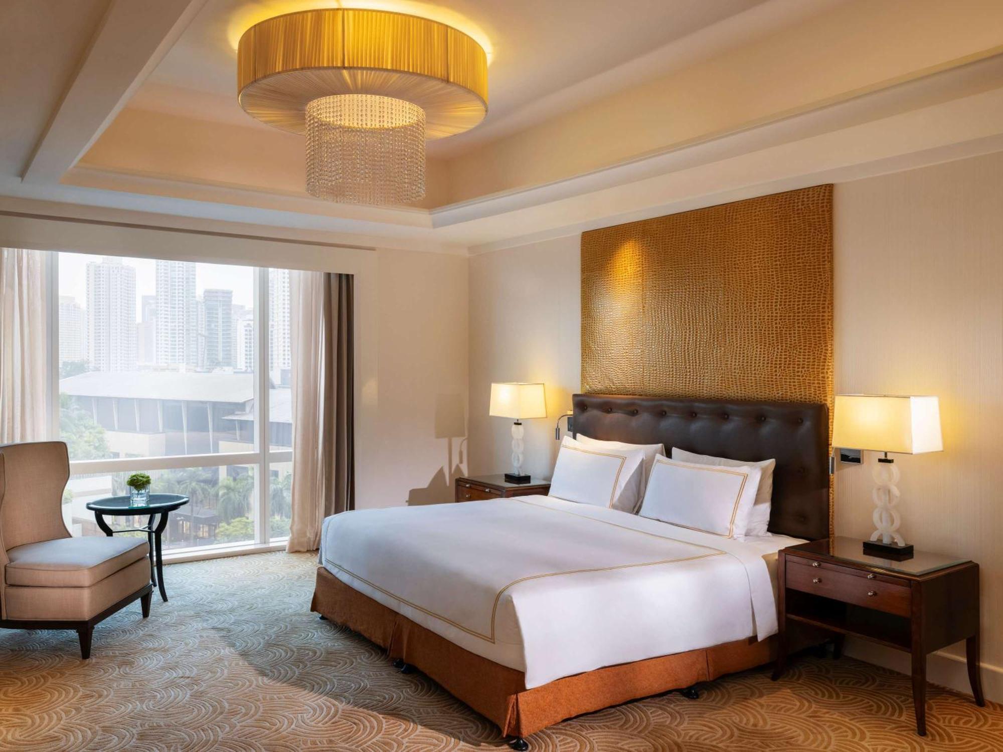 Fairmont Makati Hotel Makati City Exterior photo A bedroom at the hotel