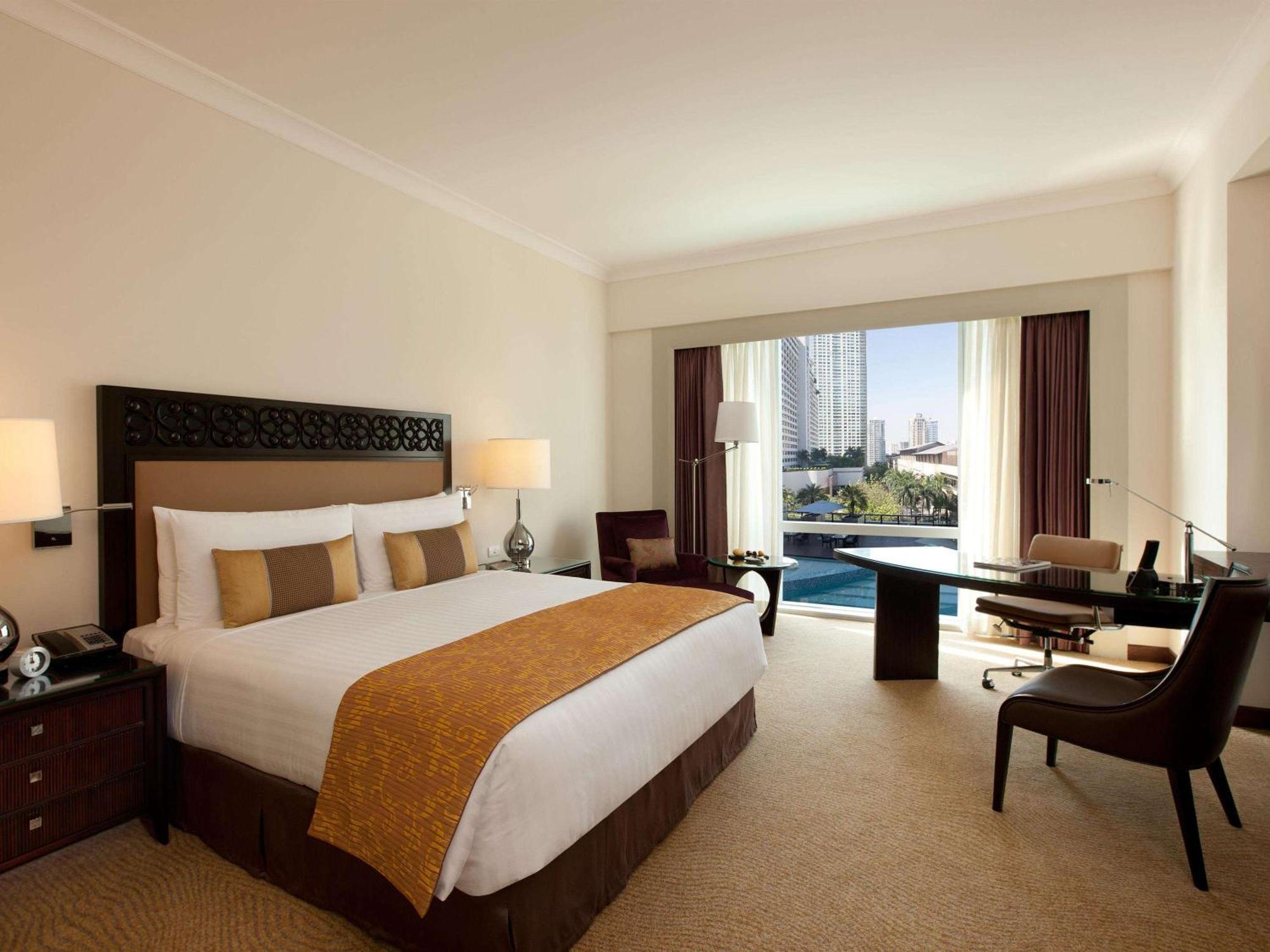 Fairmont Makati Hotel Makati City Exterior photo A room at the hotel