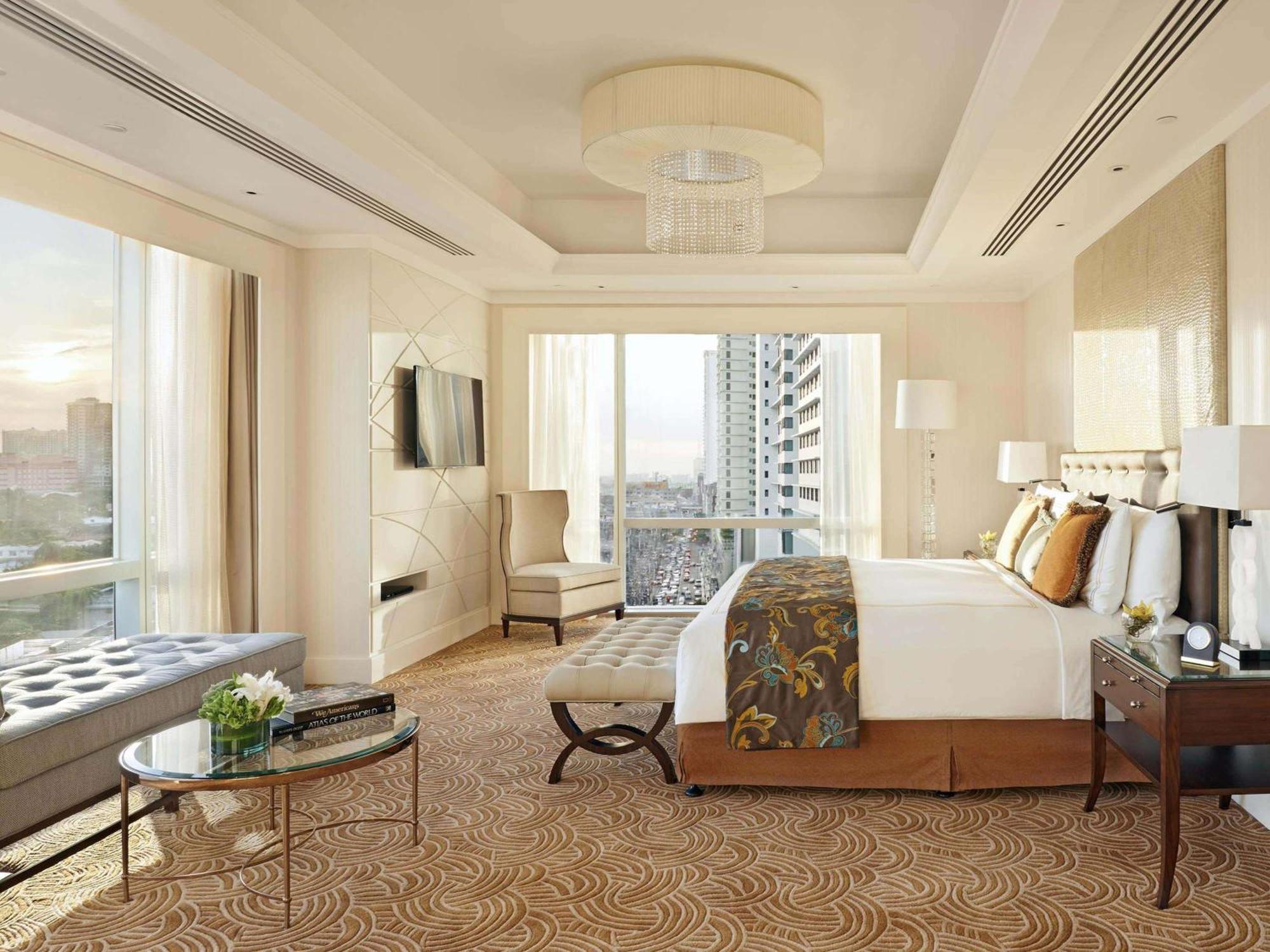 Fairmont Makati Hotel Makati City Exterior photo A bedroom at the Shangri-La Hotel, Kuala Lumpur