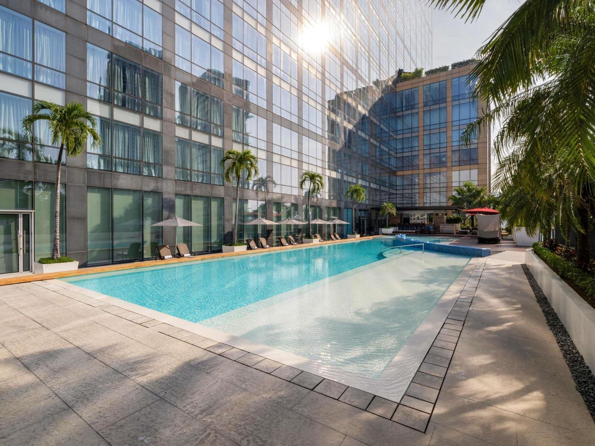 Fairmont Makati Hotel Makati City Exterior photo