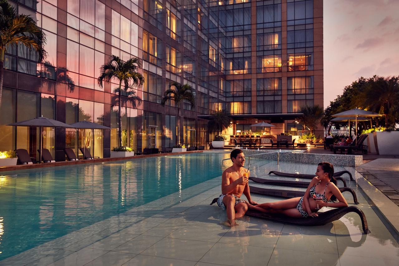 Fairmont Makati Hotel Makati City Exterior photo The pool at the hotel